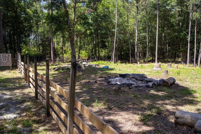Building Photo - **HALF OFF FIRST MONTHS RENT**3 bedrooms, Fenced in backyard, 12x24 shed, NO breed restrictions!