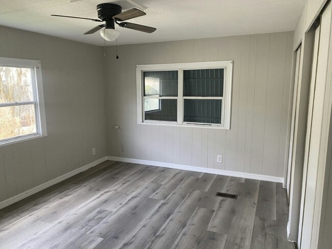 Building Photo - 1250 Lakeview Dr