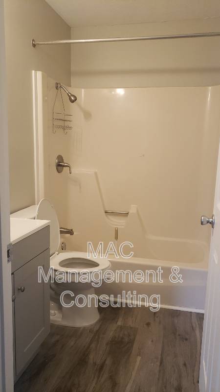 Building Photo - 1550 Lake Villa Cir