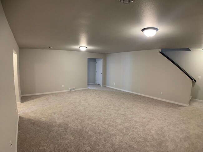 Building Photo - 4 Bed 3 Bath Single Family Home