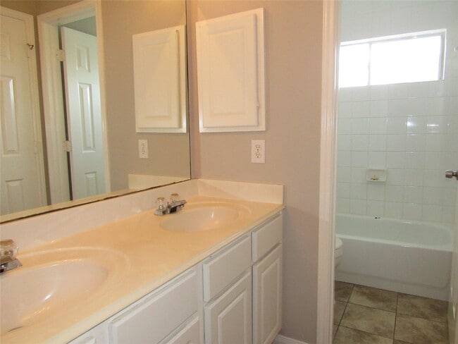 Building Photo - 3519 Englewood Dr