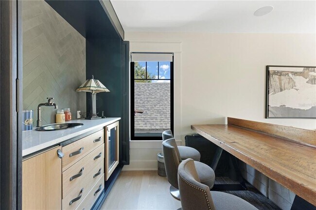 Building Photo - 319 W Frances Ave