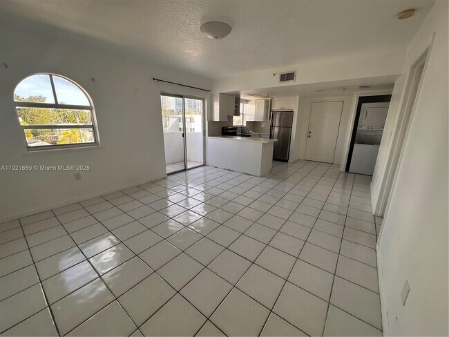 Building Photo - 3052 SW 27th Ave