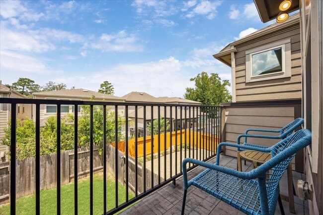 Building Photo - 1817 Agoura Hills Dr
