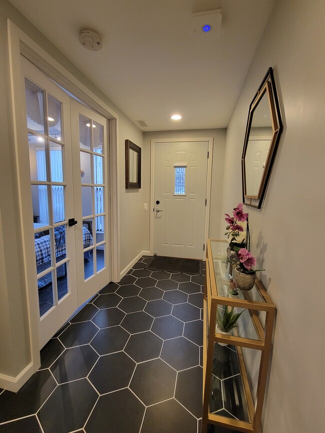 Entry Foyer - 1646 N Bissell St