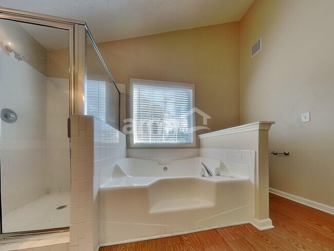 Building Photo - 700 Rosehill Ln