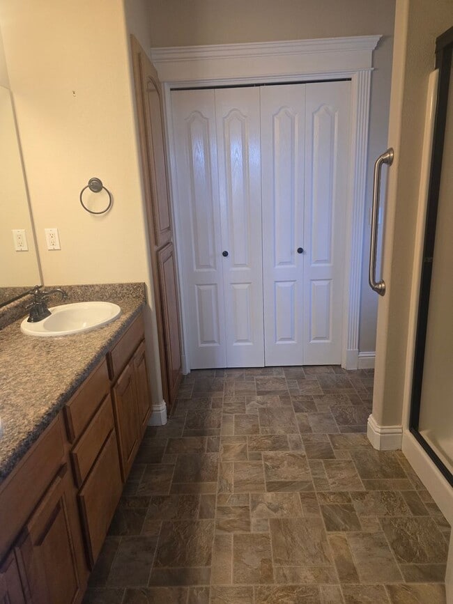 Building Photo - 3 bed 2 bath Home for Rent in Grants Pass