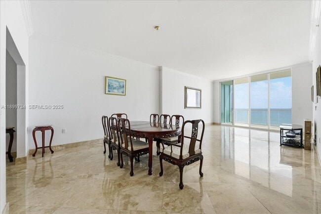 Building Photo - 704 N Ocean Blvd