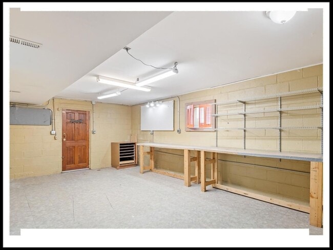 Building Photo - 112 E Lawson St