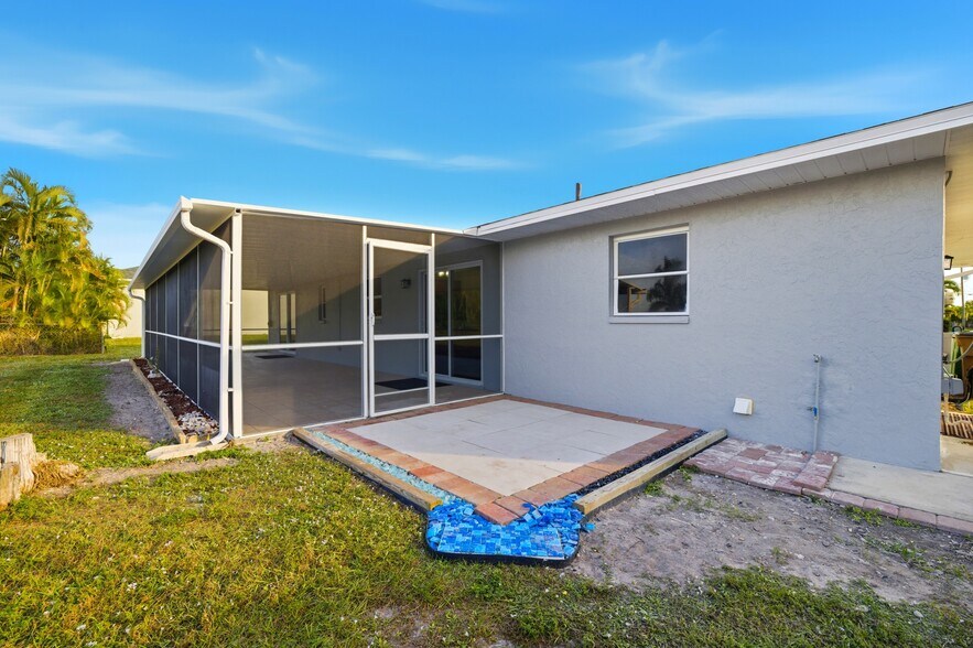 Building Photo - 1145 SW 44th Ter