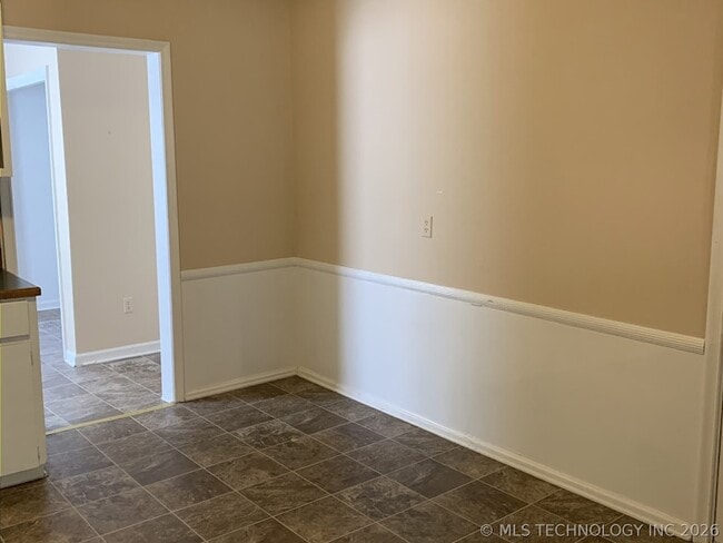 Building Photo - 220 S 70th E Ave