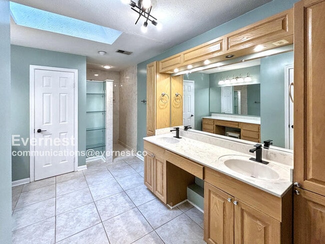 Building Photo - 3059 Southampton Dr