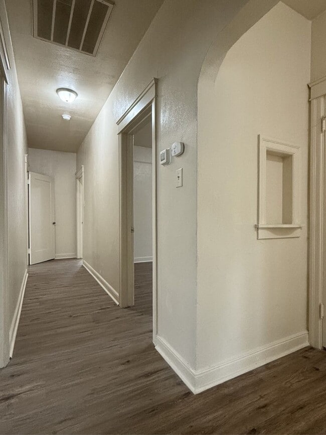 Building Photo - Endearing 3/1 Available!