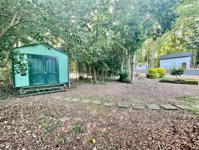 Building Photo - Welcome to the Classic 3 bedroom 1 1/2 bat...