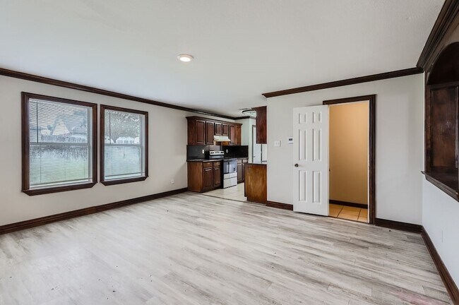 Building Photo - 1406 Buckingham Dr