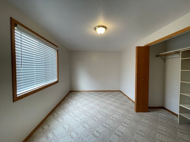 Building Photo - 1399 Chickadee Ct
