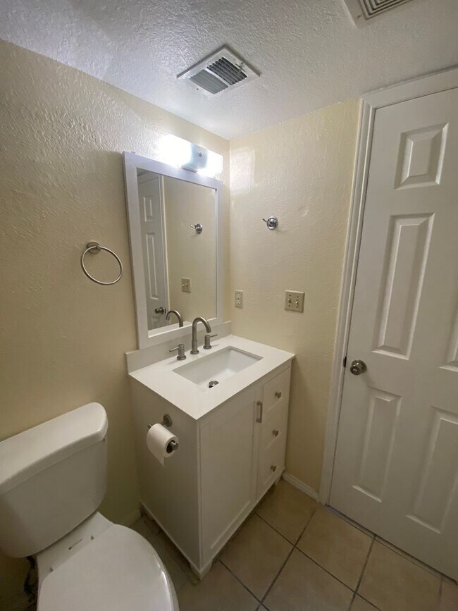 Building Photo - EASTSIDE HOME FOR RENT