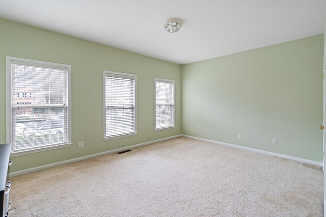 Building Photo - End Unit Townhome - 4 Bedrooms with First ...