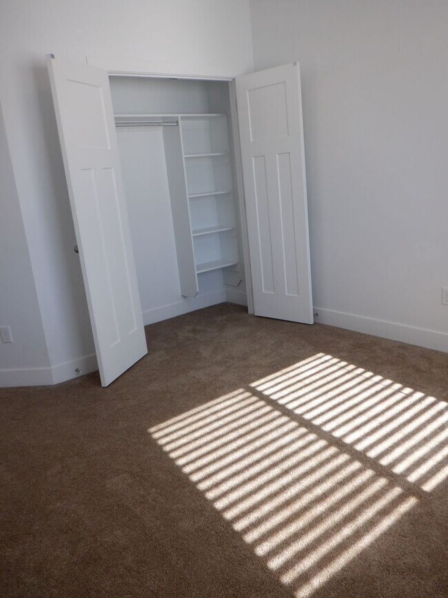 Building Photo - 3 Bed 2 bath with 2 car attached garage