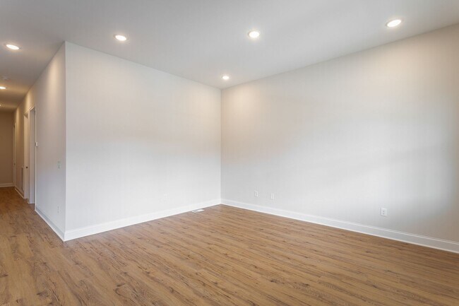 Building Photo - 2017 S Lyerly St