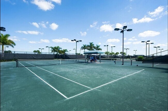 Building Photo - 2 bedroom, 2 bathroom attached villa home in Islandwalk!