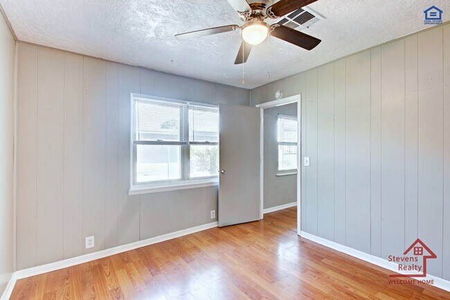 Building Photo - 4225 SE Elmhurst Ln