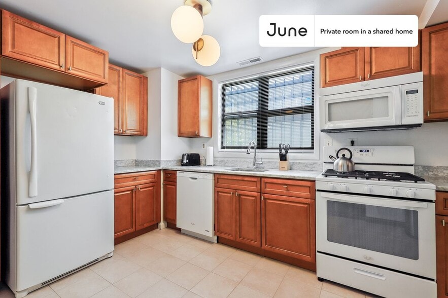 Building Photo - Room in Shared 5 bed/2 bath home in Logan Circle