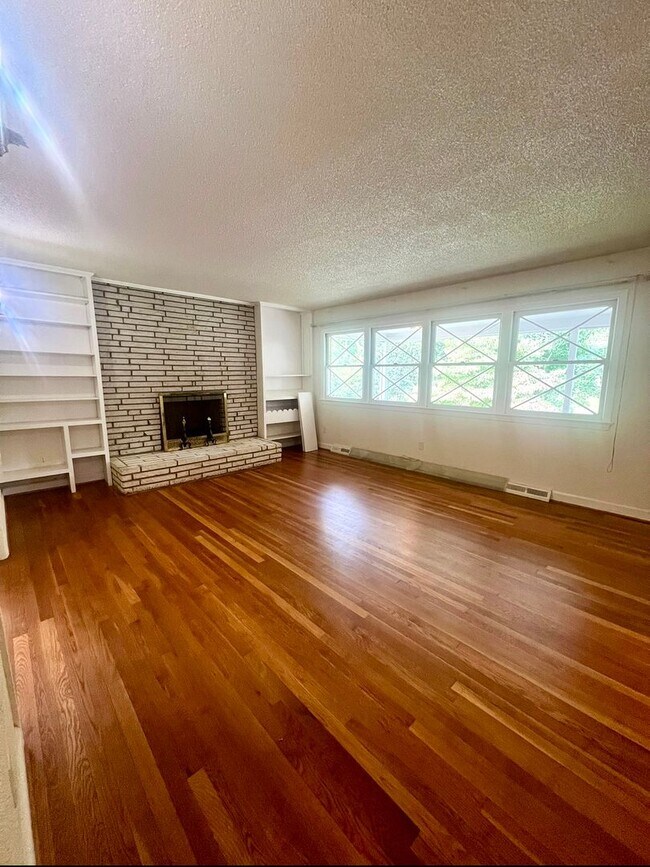 3 Bedroom 3 Bathroom Home with Finished Ba... 1213 East Side Dr