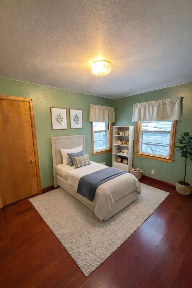 Building Photo - AVAILABLE NOW! - 2 Bed 1 Bath Home! Get 1/2 Off Your First Months Rent!