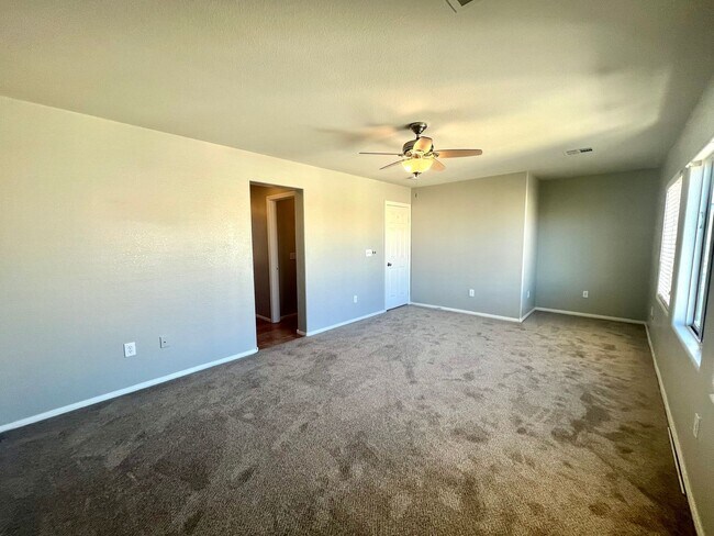 Building Photo - **$800 OFF MOVE IN BY 11/14/25**Spacious T...