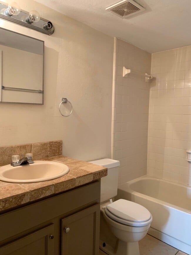 Building Photo - 3bed/2bath off 42nd st by USF! Only $1580/...