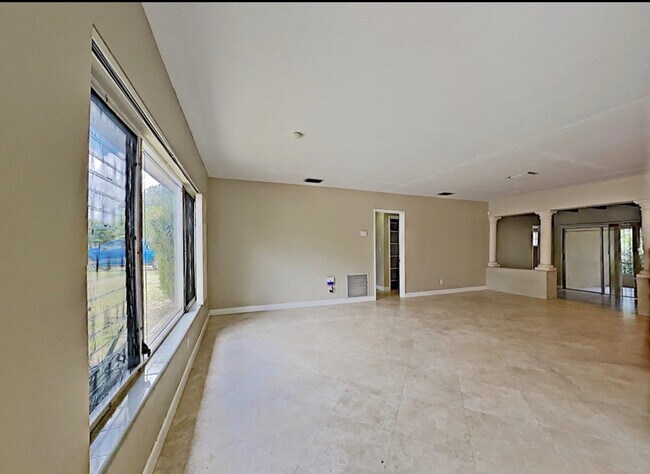 Building Photo - 2720 SW 15th Ct