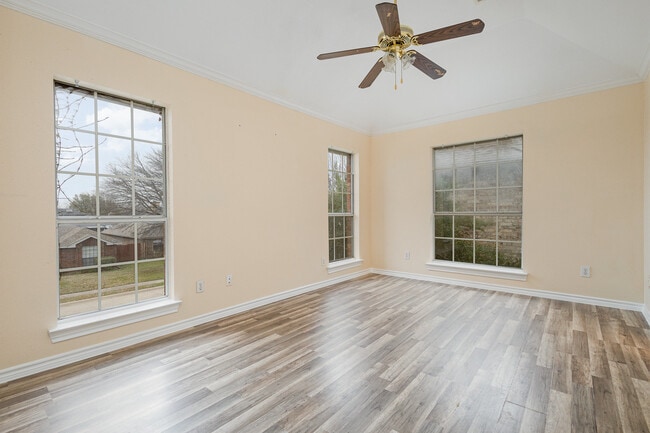 Building Photo - 704 White Oak St