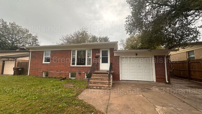 Primary Photo - $1250 - 3 bed 1 bath with basement - Singl...