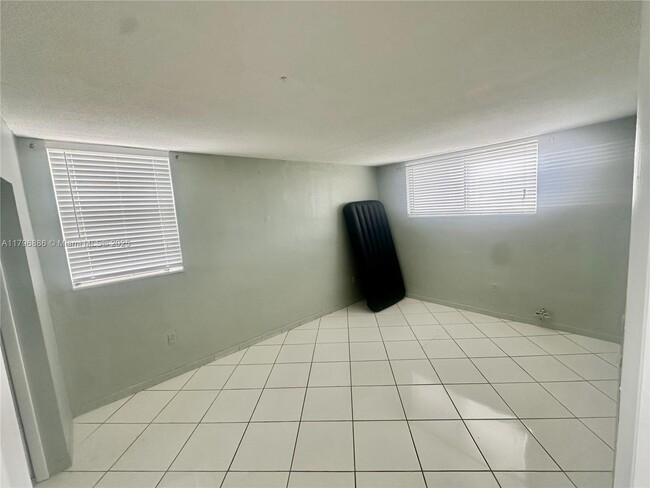 Building Photo - 1045 10th St