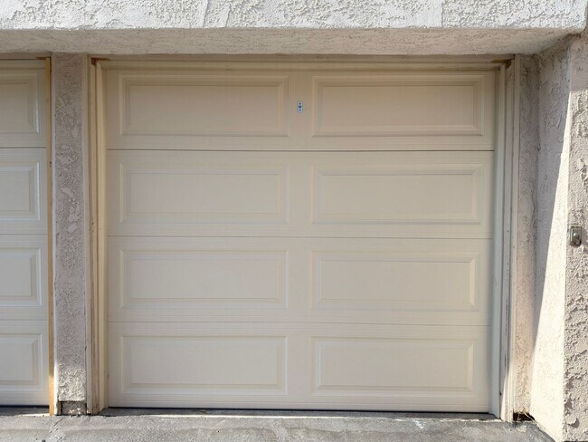 Building Photo - Upper Level Condo in Gated Community