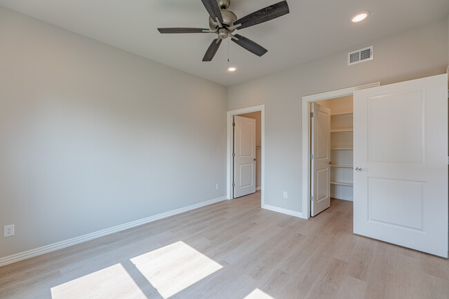 Building Photo - 1601 SW Poigai Wy