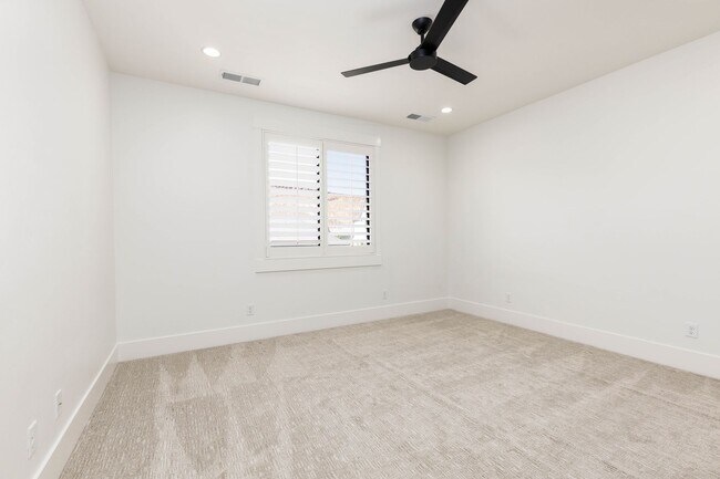 Building Photo - Beautiful 5 Bed 3.5 bath near Sunrise Valley Park In Washington.
