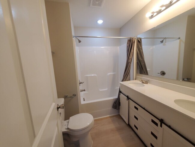 Building Photo - NEW TOWNHOME BUIKT MARCH 2023!