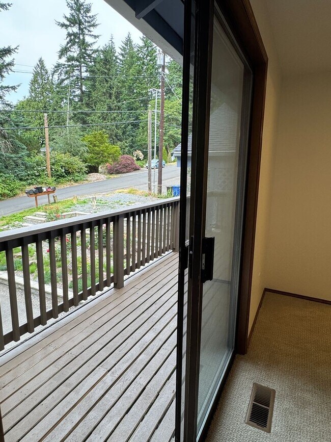 Building Photo - Quiet, N.Seattle neighborhood - duplex