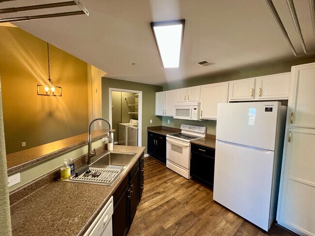 Building Photo - 1 bed 1 bath w/ Beautiful Mountain views!