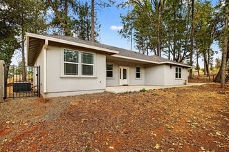 Building Photo - 3-bedroom, 2-bathroom home nestled in the ...