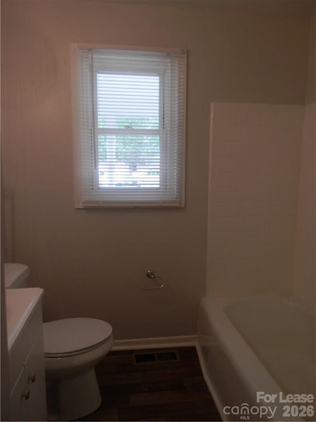 Building Photo - 2827 Burbank Dr