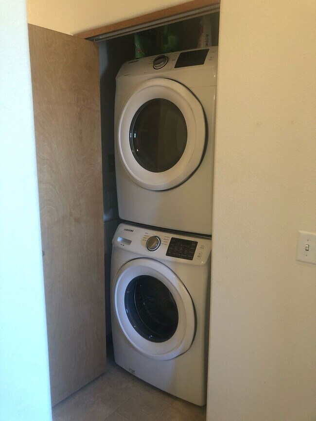 Building Photo - Fully Furnished Lakefront Condo!! 6 Month Lease Available!