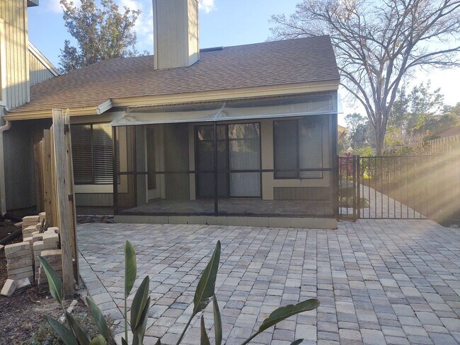 Building Photo - Gorgeous 3 bedroom 2 bath townhome with FL...