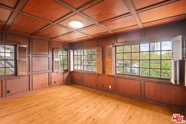 Building Photo - 10309 La Grange Ave