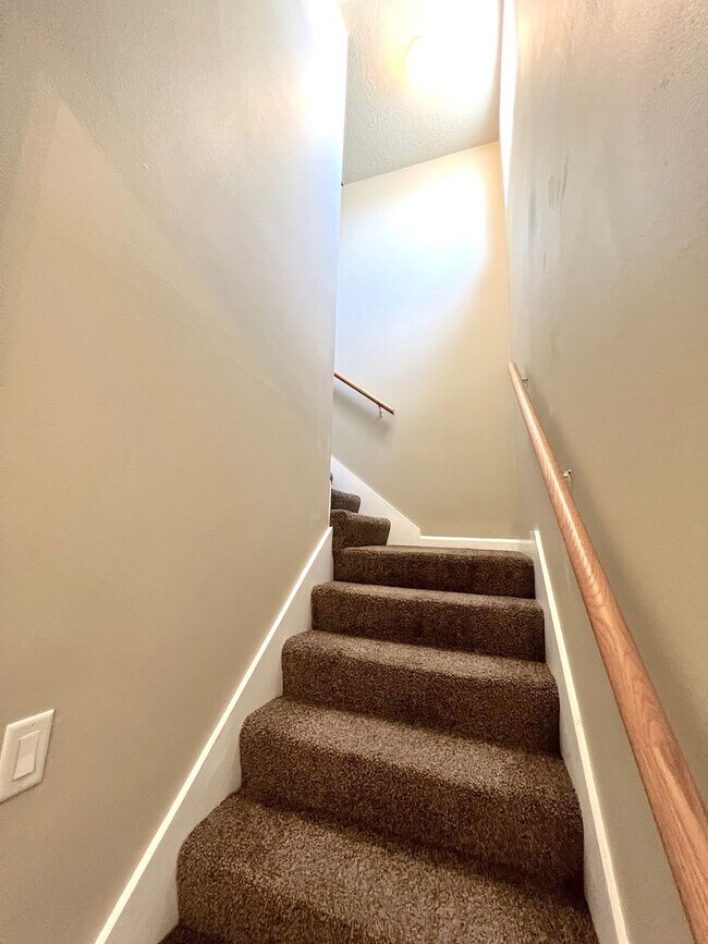 Building Photo - Huge 4 Bed 3 Bath 2 Car Townhome w FENCED YARD  for Rent!