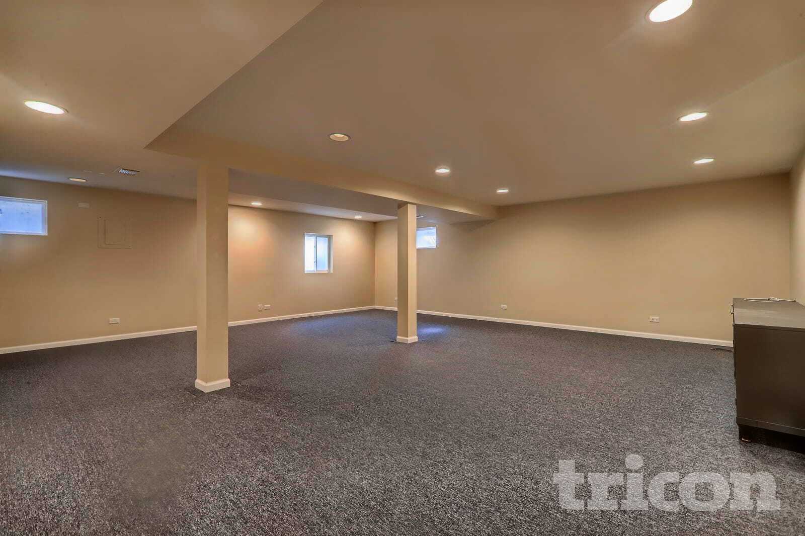 Building Photo - 2453 Crescent Ln S