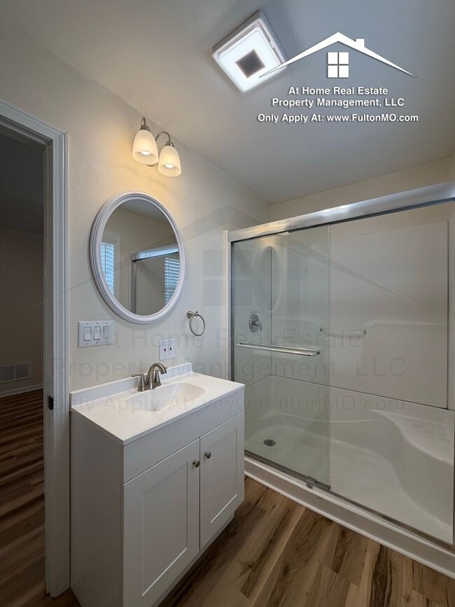 Building Photo - 703 W 7th St