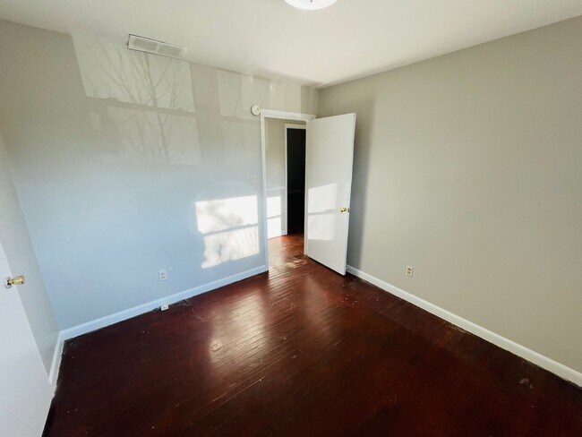 Building Photo - Spacious 3bd /2 ba house